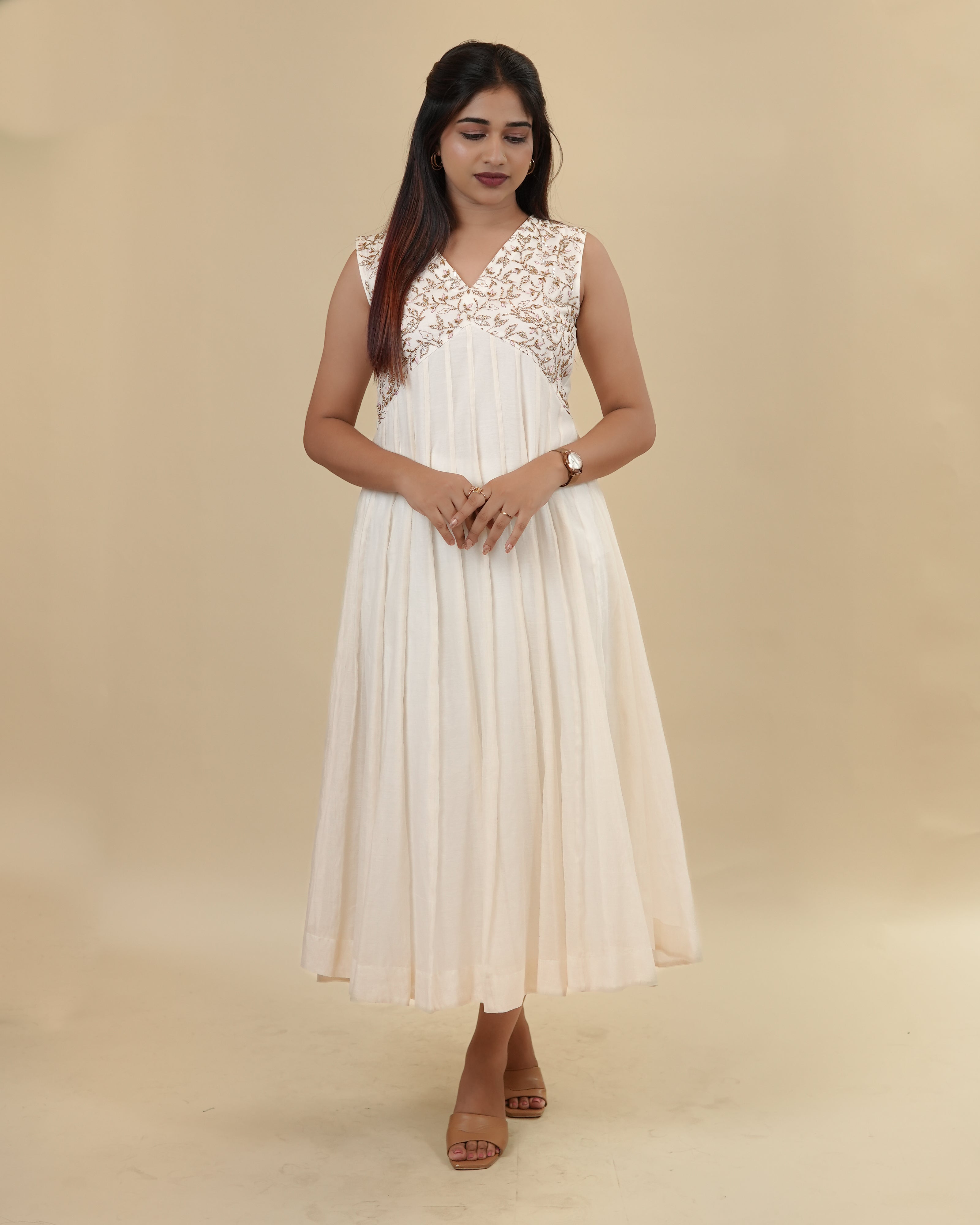 White alia cut sleeveless dress – Belair