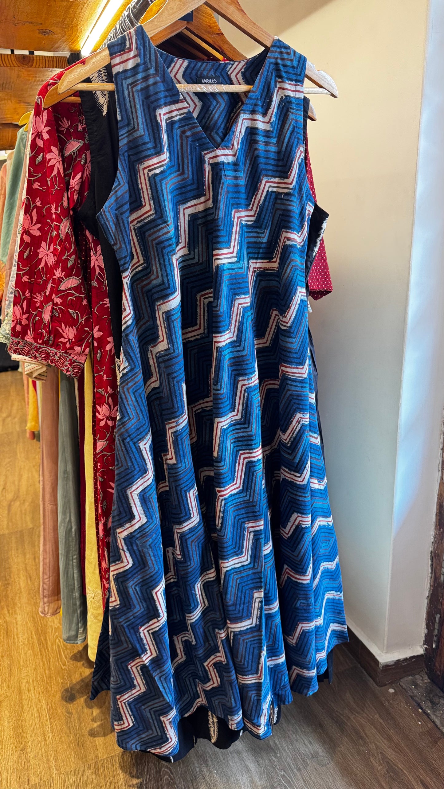v-neck sleeveless flared dress with blue zig-zag print size M