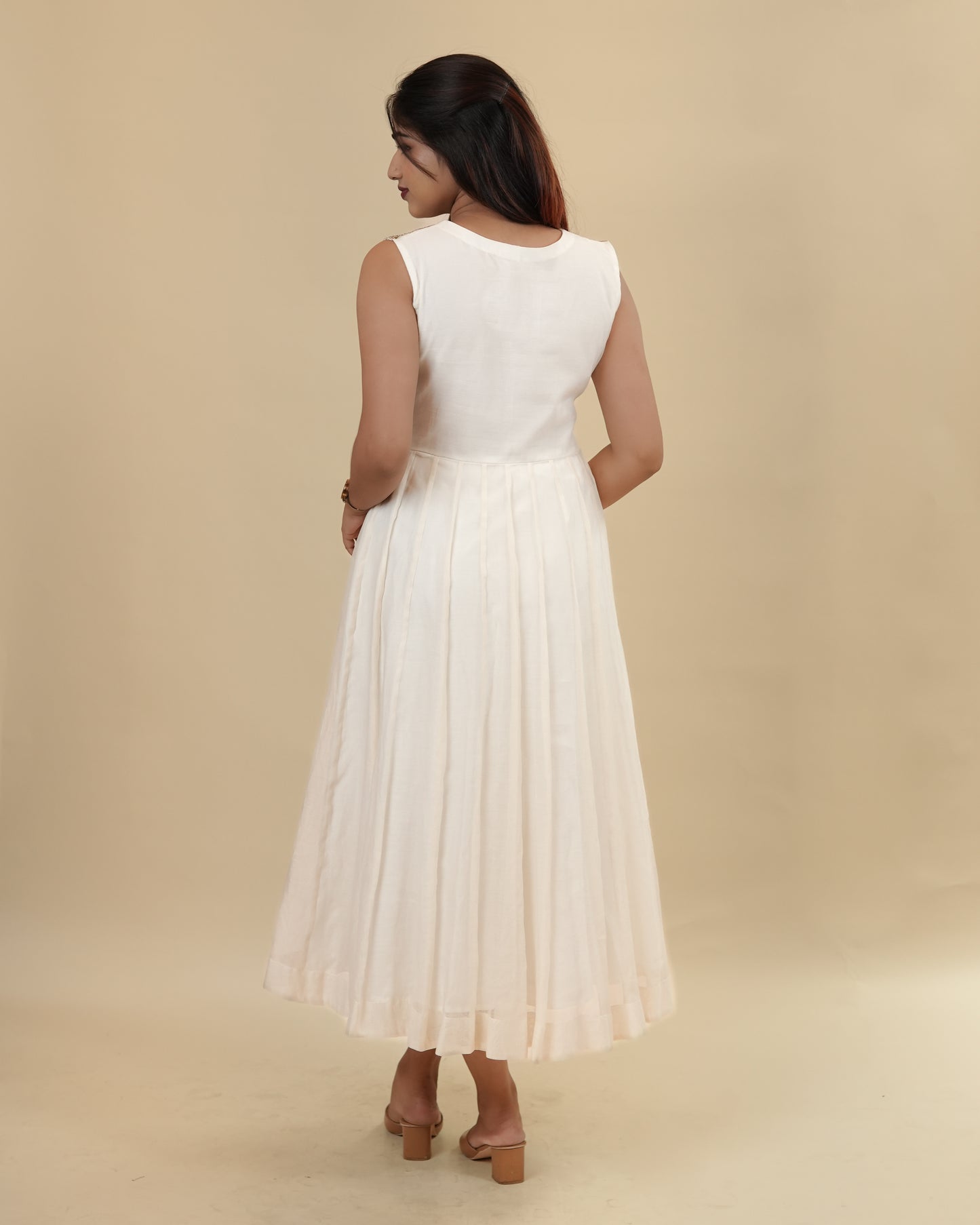 White alia cut sleeveless dress – Belair