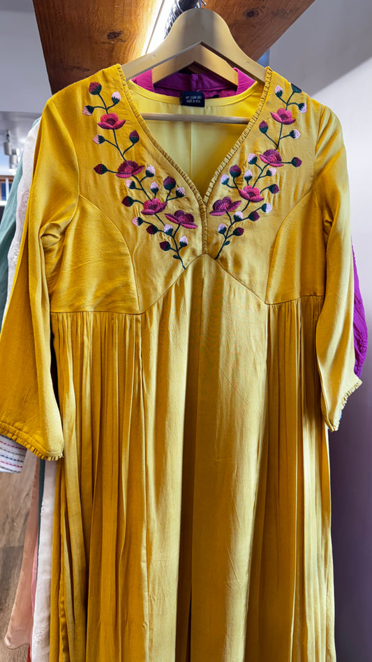Yellow embroidery dress three-quarter length sleeves Size M