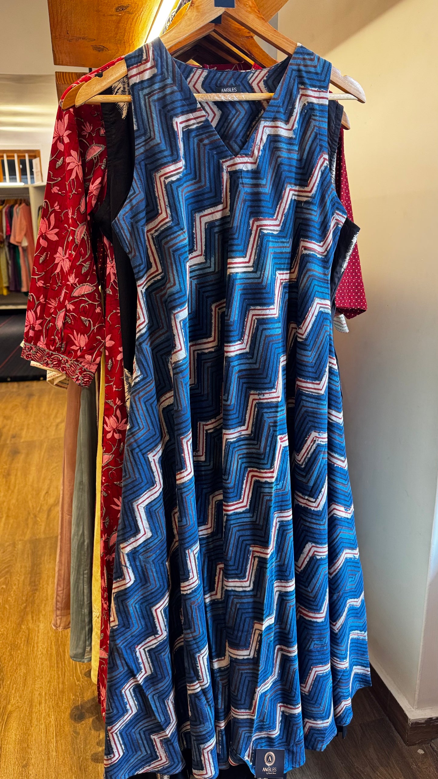 v-neck sleeveless flared dress with blue zig-zag print size M