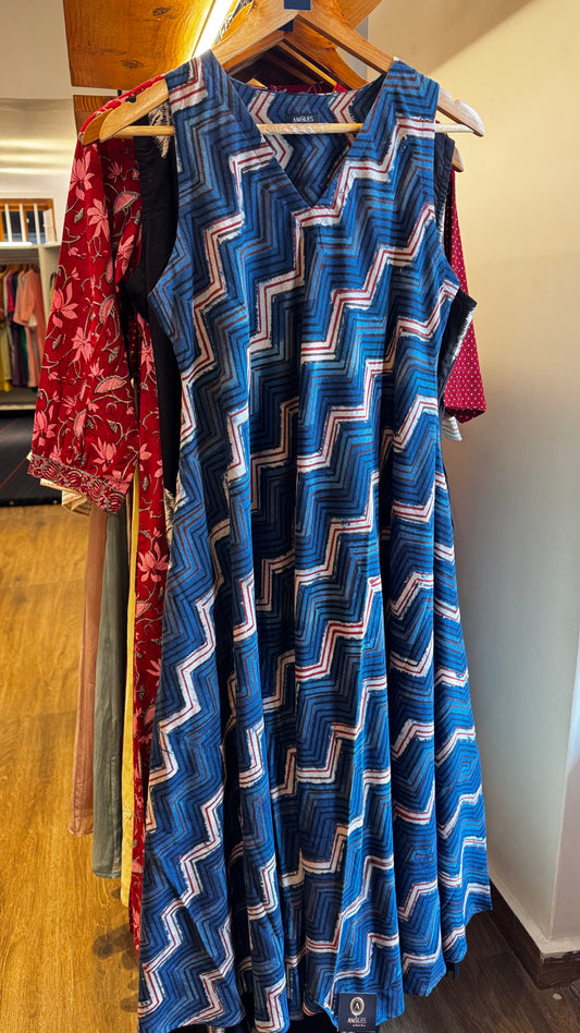 v-neck sleeveless flared dress with blue zig-zag print size M